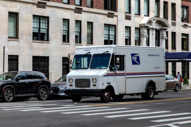 New York, ABD; 4 Haziran 2023: Amerika Birleşik Devletleri 'nin New York şehrindeki New York şehrinde Manhattan' dan geçen tipik posta ve posta kamyonu.