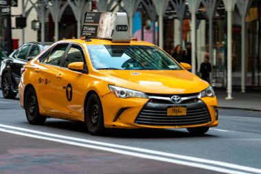 New York, ABD; 4 Haziran 2023: Manhattan 'ın ve New York' taki Büyük Elma 'nın sembolü olan sarı taksi, ABD' de ulaşımın kralıdır..
