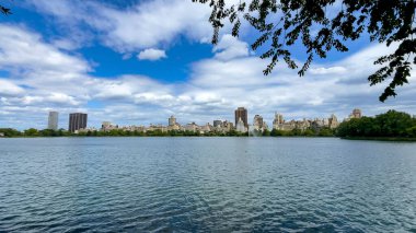 = = Coğrafi konumu = = New York 'un başkenti Manhattan' da bulunan bir şehir parkı olan Central Park 'ın gölü (ABD)).