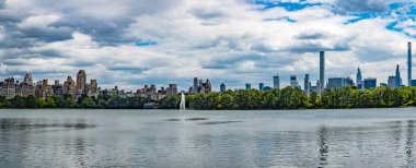 New York silueti Central Park 'taki gölden görüldüğü gibi Manhattan' ın metropolitan bölgesinde, Amerika Birleşik Devletleri 'nin Büyük Elması' nda bir parktır..