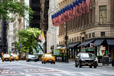 New York, ABD; 4 Haziran 2023: Sarı taksiler ve araçlar Manhattan 'ın ikonik beşinci caddesinde, New York şehrinin merkezinde yer almaktadır (ABD).).