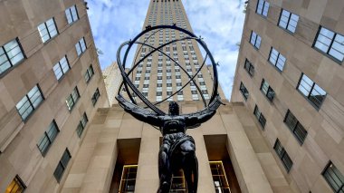 New York, ABD; 23 Ocak 2024: Manhattan 'ın en ünlü gökdelen binalarından biri olan Rockefeller Center ile Atlas.