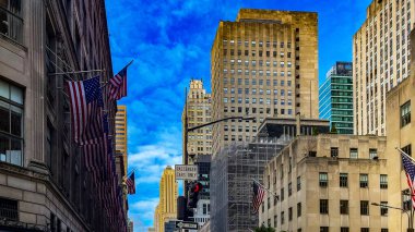 New York 'taki New York şehrinin Manhattan semtindeki gökdelenlerde Amerikan bayrakları dalgalanıyor.).