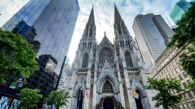 New York, ABD; 23 Ocak 2024: St. Patrick Katedrali, New York 'ta Beşinci Cadde' de (ABD) yer alan neo-gotik tarzda katedraldir.).