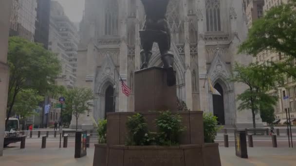 2024年1月26日 巨像图集是一座青铜雕像 位于纽约市新哥特式天主教大教堂前 — 图库视频影像