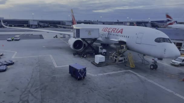 Нью Йорк Сша Лютого 2024 Airbus A350 Iberia Airlines Припаркований — стокове відео