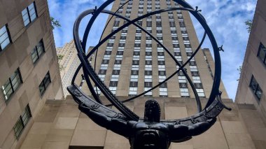 New York, ABD; 23 Ocak 2024: Rockefeller Center ile Atlas, New York 'taki Manhattan siluetinin en ünlülerinden biridir (ABD).