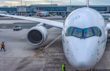 New York, ABD; 5 Haziran 2023: Iberia İspanyol havayolu şirketinin New York havaalanına (ABD) park etmiş ticari geniş gövdeli bir uçağı olan Airbus A350 'nin panoramik görüntüsü.).