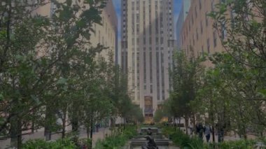 New York, ABD; 26 Ocak 2024: Ünlü, ikonik ve büyük Rockefeller Center binası New York 'un ünlü Manhattan semtindeki 48. ve 51. caddeler arasında yer almaktadır..