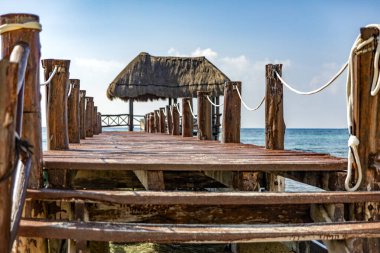 Palapa 'lı güzel bir sahil rıhtımı, Riviera Malla' daki güzel Karayip Denizi 'nde, bu tür rıhtım Grand Oasis, Bahia Principe gibi büyük otellerin tipik bir örneğidir....