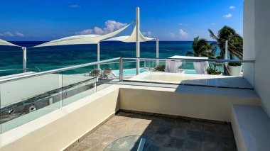 Lüks bir otel otelinin teras ve dinlenme alanı. Arka planda Karayip manzarası var. Yaz tatilleri için ideal beyaz kum ve kristal berraklığında turkuaz su plajı..
