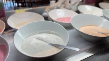 Her şeyi kapsayan bir vahada kalabileceğiniz Karayipler 'in tipik bir otelinin açık büfe restoranında yemek sosları sergileniyor..