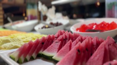 Karpuz, karpuz, her çeşit şeker ve lezzetli meyvelerle birlikte Karayipler 'de her şeyi kapsayan lüks bir otelin açık büfe restoranında sergilenecek..