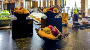 Lüks Grand Hotel Oteli 'nin restoranında meyve ve zeytinyağı sergisi açarak her şeyi kapsayan tipik Karayip oteli rejiminin tadını çıkarabilirsiniz..