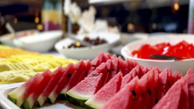 Karpuz, karpuz, her çeşit şeker ve lezzetli meyvelerle birlikte Karayipler 'de her şeyi kapsayan lüks bir otelin açık büfe restoranında sergilenecek..