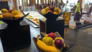 Lüks Grand Hotel Oteli 'nin restoranında meyve ve zeytinyağı sergisi açarak her şeyi kapsayan tipik Karayip oteli rejiminin tadını çıkarabilirsiniz..