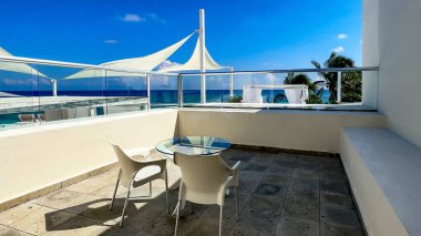 Lüks bir otel otelinin teras ve dinlenme alanı. Arka planda Karayip manzarası var. Yaz tatilleri için ideal beyaz kum ve kristal berraklığında turkuaz su plajı..