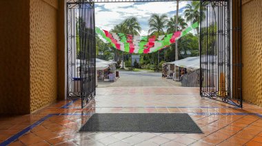 Cancun, Meksika; 25 Mayıs 2024: Hacienda Dona Isabel 'den çıkmak ve Karayipler' de yaz tatilleri için ideal bir yer olan bu el işi ve sokak pazarında gezinmek.