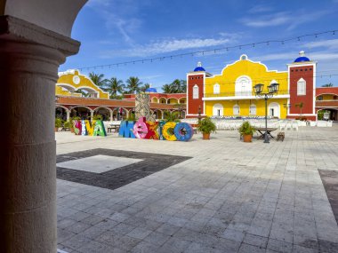 Cancun, Meksika; 27 Eylül 2023: Isabel çiftliğinin merkezi, Bahia Principe 'de yaz tatilinin tadını çıkarırken geleneksel Meksika partisini deneyimlemek için ideal bir yerdir..