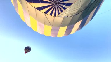 Sıcak hava balonuyla Mısır 'ın görkemli piramitleri üzerinde uçan unutulmaz bir yolculuk ve güneşin doğuşunu sıcak tonlarla nasıl boyadığını izlemek. Firavunların topraklarında eşsiz bir deneyim..