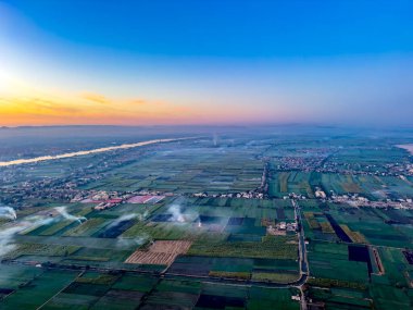 Luxor 'un gündoğumu, sıcak hava balonundan kuşbakışı seyretmek Antik Mısır' ın görkemi ve ünlü Nil Nehri 'ni çevreleyen çöl..