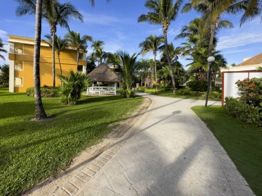 Karayipler sokaklarında sazdan şemsiyeli binalar ve palapa, tatil ve rahatlama için ideal tropik bir yer..