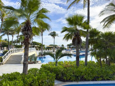 Palmiye ağaçları, yüzme havuzları ve Karayipler 'in eşsiz ve ayrıcalıklı yaşam tarzı için ideal tropikal iklimlerle dolu bir ortamda tatile çıkmak ve dinlenmek için ideal bir yer..