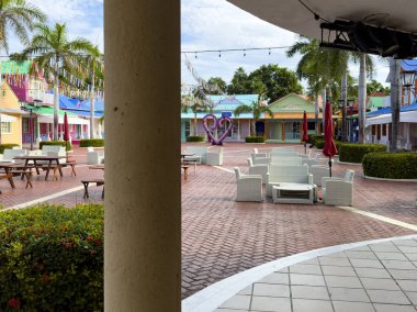 Cancun, Meksika; 27 Eylül 2023: Isabel çiftliğinin sokakları ve işletmeleri, Gran Bahia Principe tatil beldesi kompleksinin sembolü ve hediye almak için ideal bir yer.