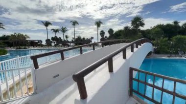 Karayipler 'deki lüks bir otel kompleksinin yüzme havuzu, turistler için rahatlatıcı bir yaşam tarzı arayan ideal bir yaz tatili mekanı..