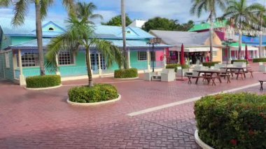 Cancun, Meksika; 26 Mayıs 2024: Hacienda Isabel 'in sokakları ve meydanları, Bahia Principe' de yaz tatillerinin keyfini çıkarırken geleneksel Meksika partisini yaşamak için ideal yerlerdir..