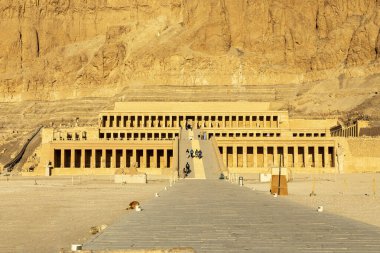 Mısır 'ın antik harikalarını Hatshepsut' un tapınağının büyük girişinde sergile. Bu muhteşem yapı firavunların mimari başarılarının bir kanıtı olarak duruyor..