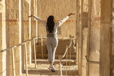 Eski Mısır 'ın harikalarını keşfeden bir gezgine katılın. Bu fotoğraf Hatshepsut 'un tapınağına olan korkusunu yansıtıyor..