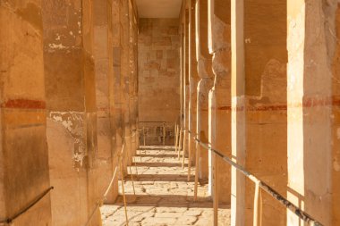 Hatshepsut 'un tapınağının kutsal mabedine girin. Bu mahrem yer bir zamanlar dini ayinler ve adaklar için kullanılıyordu. Karmaşık oymaları keşfedin ve ruhani enerjiyi hissedin..