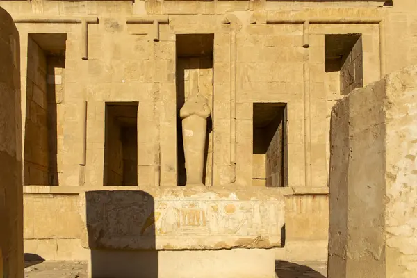 stock image Take in the breathtaking panoramic view of Hatshepsut's temple perched on the cliffs of Deir el-Bahari. This ancient sanctuary offers stunning view of the Nile Valley and the Theban Necropolis.