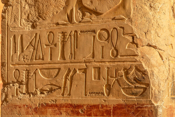 Удивляйтесь замысловатым иероглифам, которые покрывают стены храма Хатшепсут. Эти древние писания предоставляют окно в жизнь и времена этого могущественного фараона.