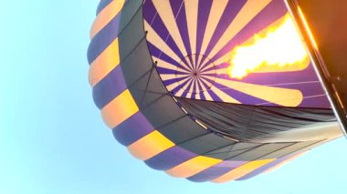 Alev alev yanan balonu sıcak havayla doldururken şaşkınlıkla izleyin. Balon yükselmeye başladığında, bulutlara doğru yükselen heyecanı hissedin. Gerçekten büyülü bir deneyim..