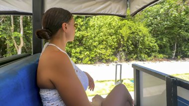 Nihai Karayip kaçışını tecrübe et. Bir golf arabasına atlayın ve tatil köyünün bereketli manzaralarını ve lüks konforlarını keşfedin..