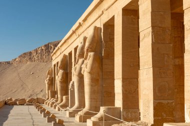 Luxor 'daki Hatshepsut tapınağının sütunları firavunun heykelleriyle süslenmiştir. Bu mimari başyapıt antik Mısır 'ın zengin tarihi ve sanatsal başarılarının bir kanıtıdır..