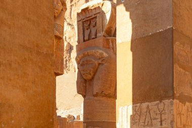 Cenaze evinin kutsal mabedindeki Kraliçe Hatshepsut 'un ilahi yüzüne bakın. Gücünün ve güzelliğinin bir kanıtı olan heykeli bu kutsal salonun odak noktası olmaya devam ediyor..