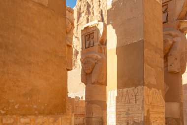 Cenaze evinin kutsal koridorlarında Kraliçe Hatshepsut 'un ebedi güzelliğini tecrübe edin. Ebedi hayatın sembolü olan heykeli hayranlık ve merak uyandırmaya devam ediyor..