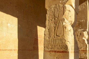 Hatshepsut 'un morg tapınağının antik koridorlarında dolaş ve zamanda geri git. Karmaşık oymalar ve yüksek sütunlar gerçekten büyüleyici bir deneyim yaratıyor..