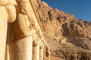 Mısır 'ın öbür dünya tanrısı Osiris' in heykeli Luxor 'daki Kraliçe Hatshepsut' un morg tapınağının başında nöbet tutuyor. Varlığı firavunun ilahi bağlantısının altını çiziyor..