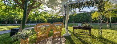 Açık hava törenimizin nefes kesici panoramik görüntüsünü yakalayın. Huzurlu, doğal bir ortamda yeminlerinizi edin. Arkanızda büyüleyici bir sunak olsun..