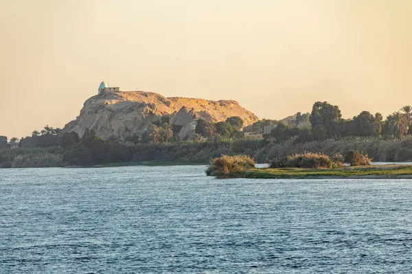 stock image The Nile River cruise and the captivating contrast between the lush green valley and the arid Sahara Desert. Cruise past ancient temples and admire the breathtaking views of ancient Egypt.