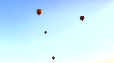 Luxor, Mısır; 29 Temmuz 2024: Luxor 'un sihrini sıcak hava balonu gezisi ile yaşayın. Renkli balonlarla dolu bir gökyüzünde süzül ve Nil 'in ve antik yerlerin çarpıcı manzarasına hayran ol..