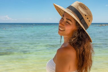 Modelimiz cennetin tadını çıkarırken Karayip güneşinin sıcaklığını teninizde hissedin. Güneşle öpülmüş güzelimiz, Riviera Maya 'nın el değmemiş sahillerinde rüyasını yaşıyor..