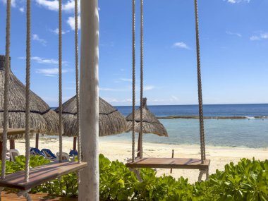 Riviera Maya 'da kendi cennetini keşfet. Karayip Denizi 'nin güzelliğiyle çevrili bu büyüleyici sahil barında bir hamakta dinlenirken huzur içinde sallan..