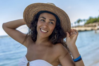 Bu tropikal kadın en iyi hayatını Maya Riviera 'sında yaşıyor. Kendine güveni ve şehvetli gülümsemesi, çarpıcı sahilin arka planıyla birleşince unutulmaz bir görüntü yaratıyor..