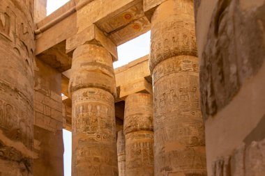 Antik Teb 'in kalbinde yer alan Karnak Tapınağı' nın nefes kesici güzelliği. Antik Mısırlıların mimari hünerlerinin kanıtı olarak, büyük sütunlarla çevrili engin salon..