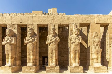 Kalabalıktan kaçın ve Ramses III 'ün Karnak, Mısır' daki tapınağının gizli güzelliğini keşfedin. Luxor yakınlarında yer alan bu antik site, Firavun 'un mirası hakkında eşsiz bir bakış açısı sunuyor..